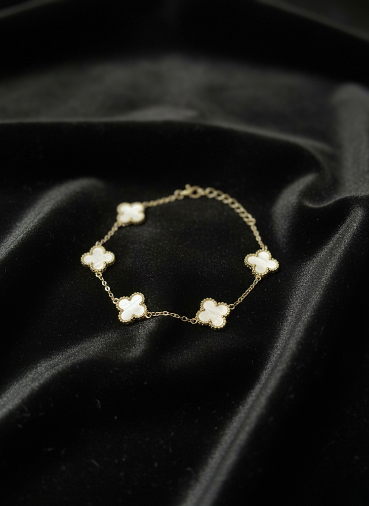 Mother of Pearl Clover Charm Bracelet | Bracelet | Jueria