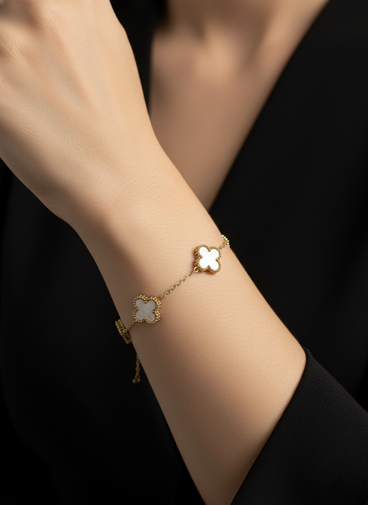 Mother of Pearl Clover Charm Bracelet | Bracelet | Jueria