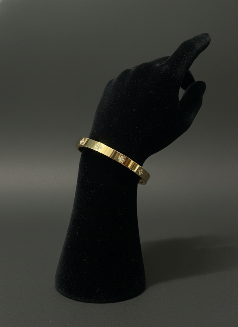 Golden Clover Charm Bangle Bracelet | Jueria