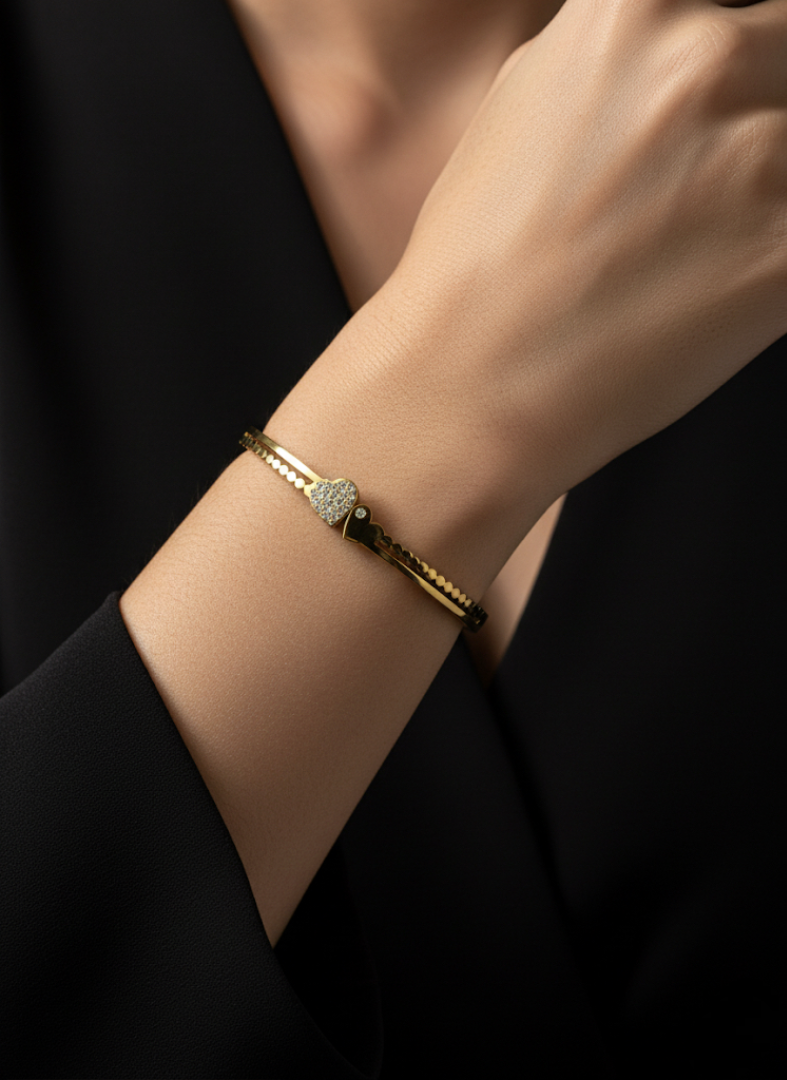 Golden Pave Heart Toggle Bracelet | Jueria