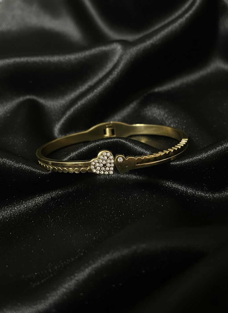Golden Pave Heart Toggle Bracelet | Jueria