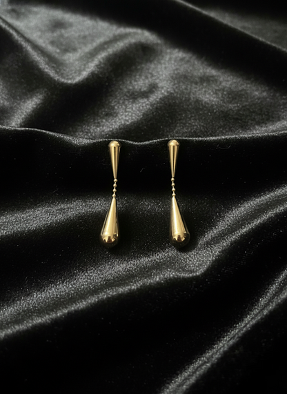 Minimalist Teardrop Gold Drop Earrings | Earrings |Jueria