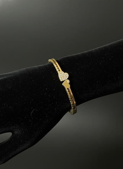 Golden Pave Heart Toggle Bracelet | Jueria