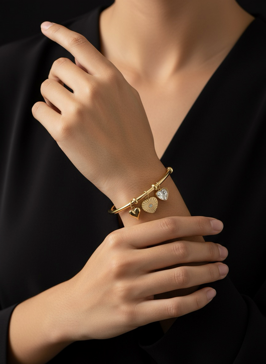 Golden Heart Charm Bangle | Jueria