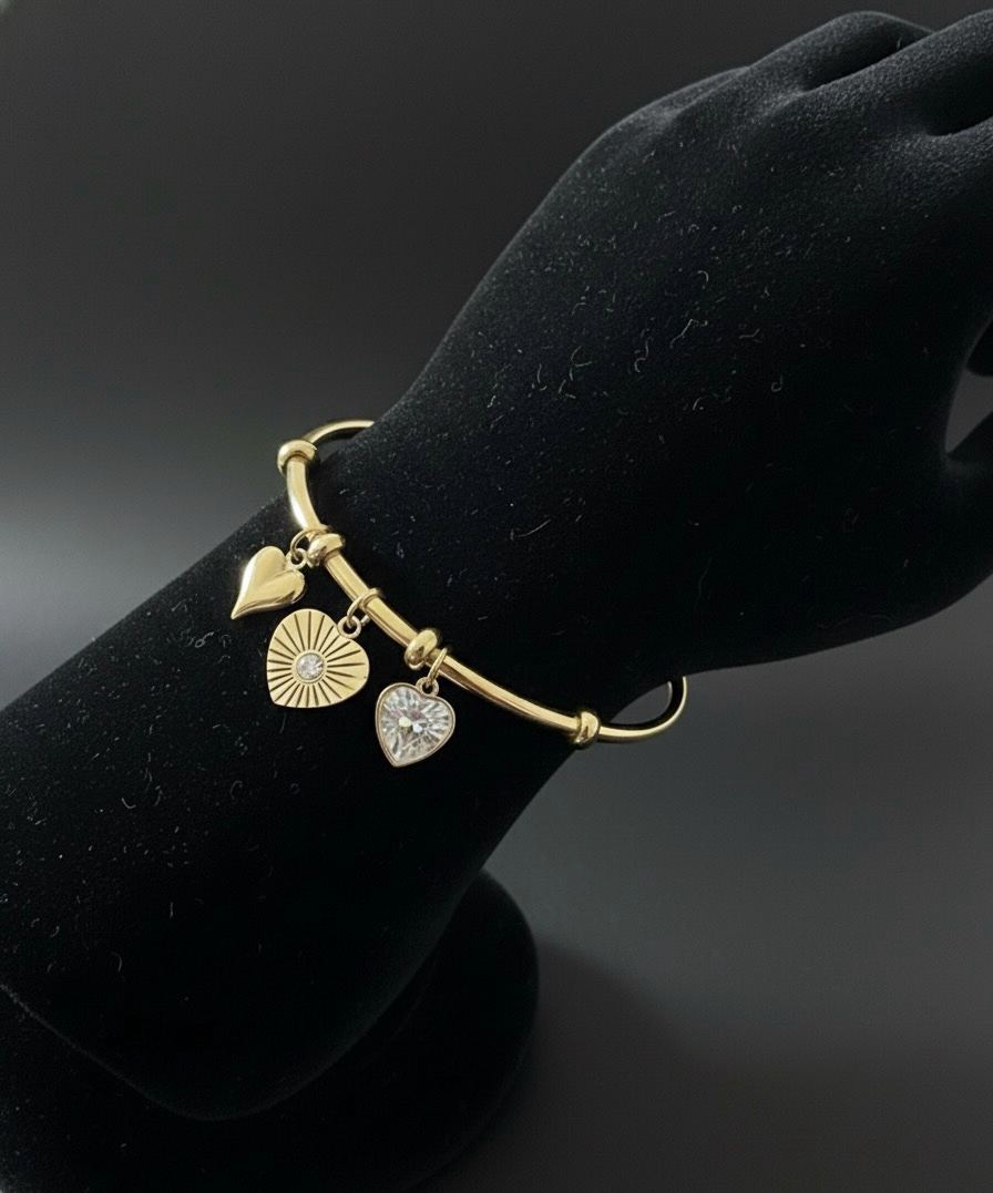 Golden Heart Charm Bangle | Jueria