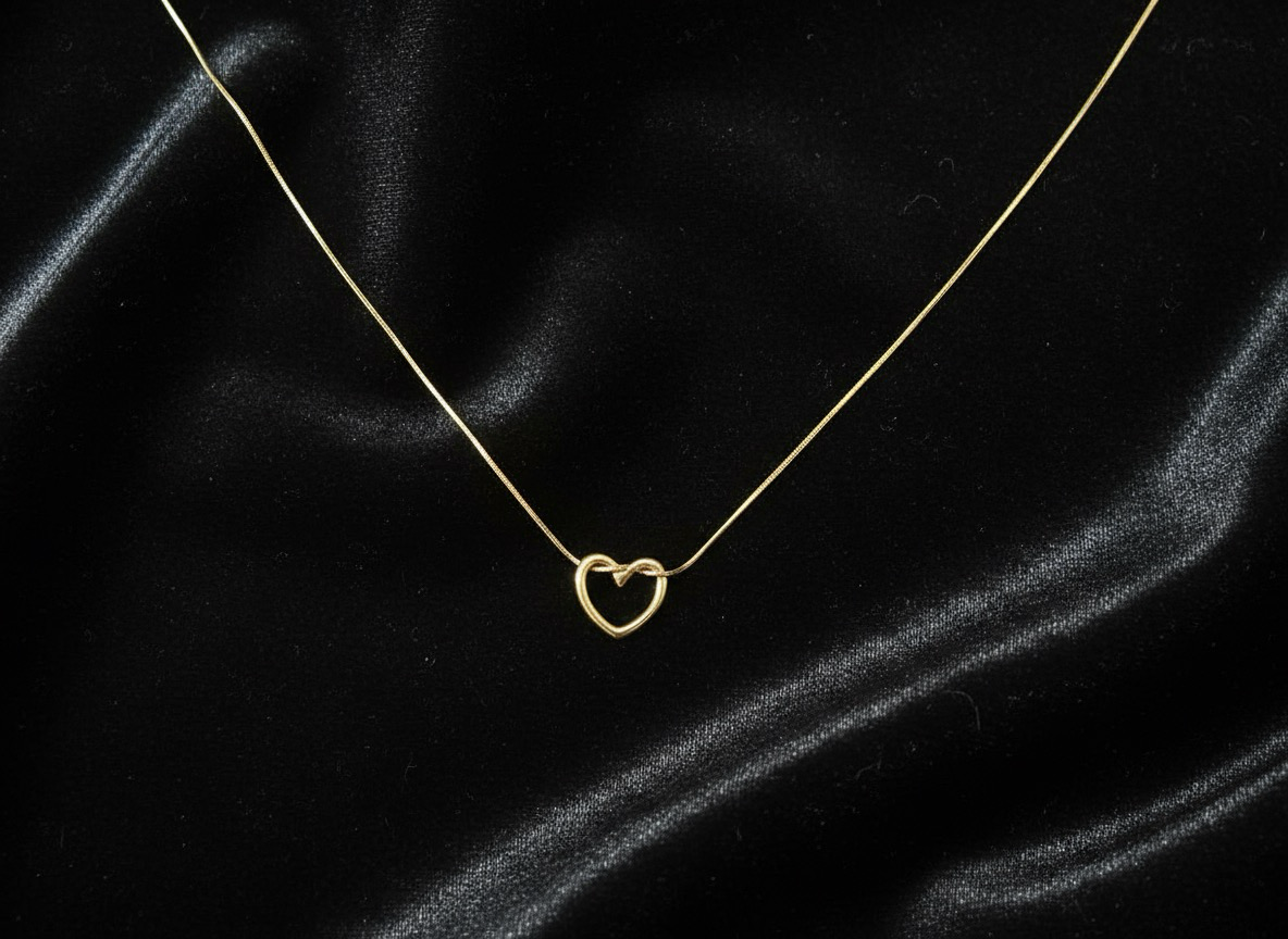 Golden Heart Minimalist Necklace | Beautiful Gift To Girlfriend | Jueria