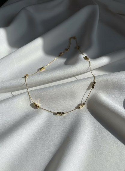 Golden Minimalist Dots Necklace | Golden Minimalist Dots Necklace | Jueria